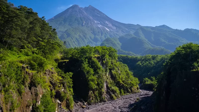 Gunung Merapi, Jawa Tengah : Menjelajahi Keindahan Alamnya